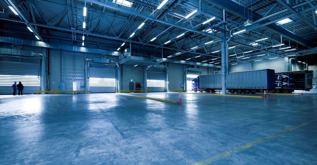 Industriebeleuchtung richtig planen: So wird Ihre Produktionshalle effizient, sicher und zukunftsfähig