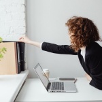 Schreibtisch richtig positionieren: So schaffen Sie sich einen produktiven Wohlfühlplatz