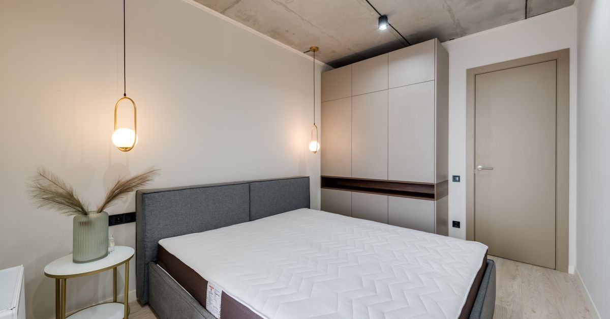 Kleine Nachttische clever auswählen: Stilvolle Ideen für mehr Platz im Schlafzimmer