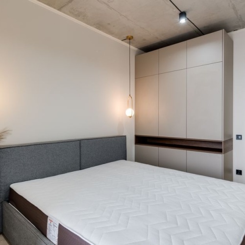 Kleine Nachttische clever auswählen: Stilvolle Ideen für mehr Platz im Schlafzimmer