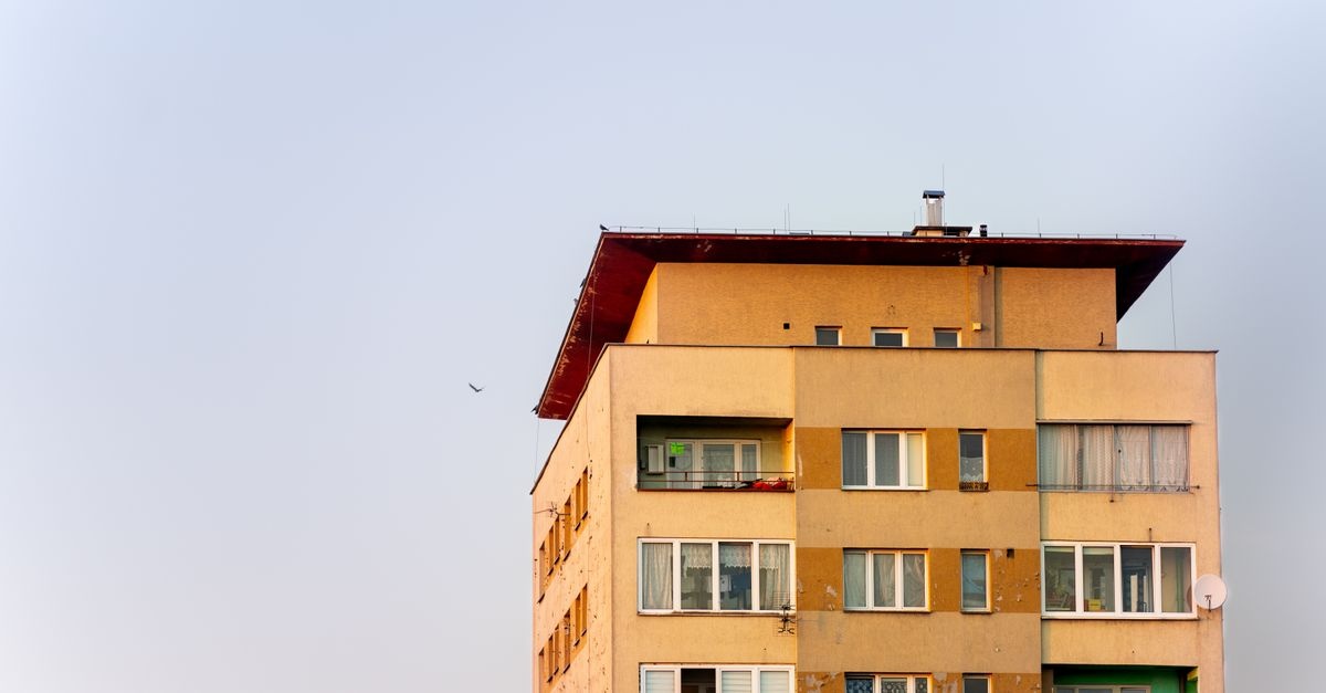 Dach der Wohnanlage prüfen: So erkennen Sie Schäden frühzeitig und vermeiden hohe Kosten