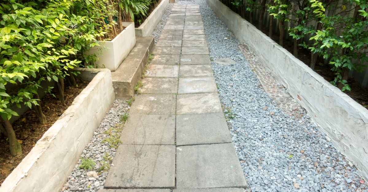 Gartenweg richtig entwässern: So bleibt Ihr Weg bei jedem Wetter trocken und sicher